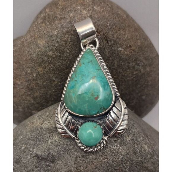Southwest Style Green Kingman Turquoise Sterling Silver Pendant Feather - Picture 1 of 7